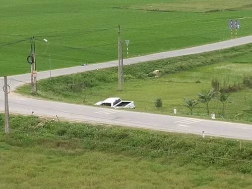 Ôtô bán tải lao xuống ruộng. Ảnh: Đ.H