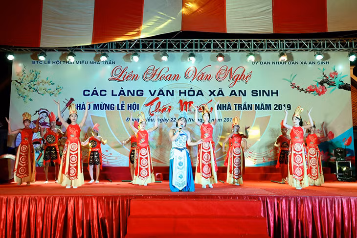 Sinh động các hoạt động văn hóa, văn nghệ, thể thao, trò chơi dân gian trong lễ hội.