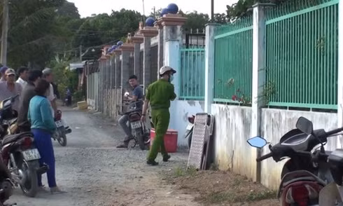 Lực lượng chức năng khám nghiệm hiện trường vụ việc.
