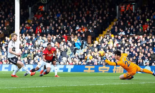 Martial ghi bàn thắng thứ hai cho Man Utd sau pha độc diễn. Ảnh: AFP.