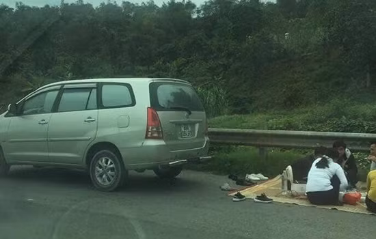 Vụ việc được phát hiện vào lúc 13h15 chiều nay tại Km236+250 cao tốc Nội Bài Lào Cai. Ảnh: VEC S