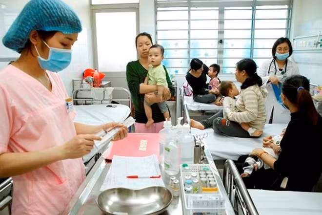 Phụ huynh cho con em đi tiêm phòng vaccine sởi đầy đủ để phòng dịch bệnh lây lan.