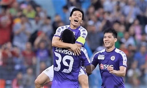  Văn Quyết góp công rất lớn với bàn thắng ấn định chiến thắng 2-0.