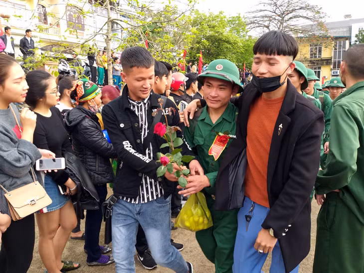 Đông đảo người thân đến tặng hoa, tiễn tân binh lên đường