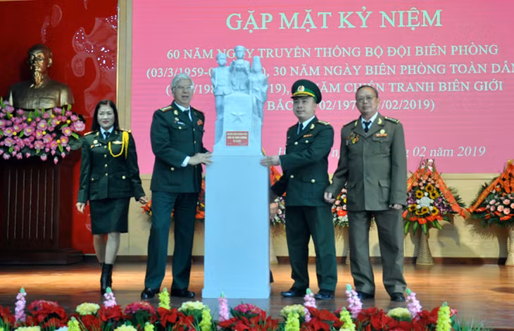 Ban Liên lạc truyền thống BĐBP tỉnh tặng Tượng đài quân – dân đoàn kết cho Đồn Biên phòng Pò Hèn và Đảng bộ, chính quyền, nhân dân xã Hải Sơn (TP Móng Cái)