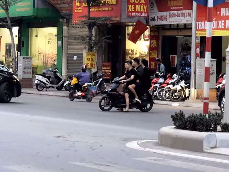 Nhiều bạn trẻ vẫn ngang nhiên kẹp 3, không đội mũ bảo hiểm khi tham gia giao thông.