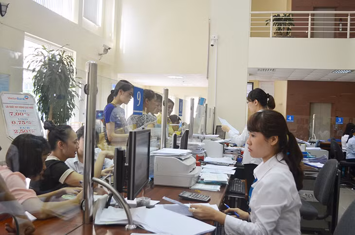 Khách hàng giao dịch tại Vietinbank Quảng Ninh.