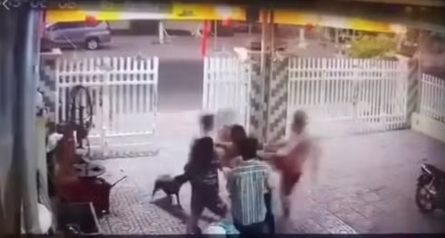 2 cán bộ công an xông vào đánh người dân gãy sống mũi, phải nhập viện.