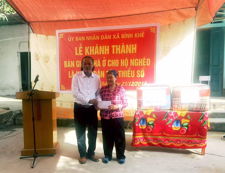 Nhiều hộ nghèo trên địa bàn tỉnh được hỗ trợ xây nhà ở từ nguồn xã hội hóa. Trong ảnh: Lễ khánh thành bàn giao nhà cho hộ ông Vi Văn Trung, thôn Bắc Sơn, xã Bình Khê, Tx Đông Triều.