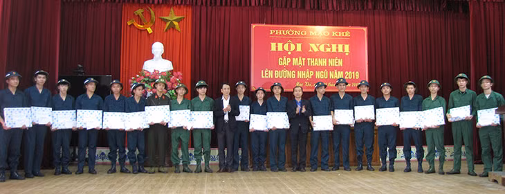 Lãnh đạo phường Mạo Khê (TX Đông Triều) tặng quà tân binh trước ngày nhập ngũ.