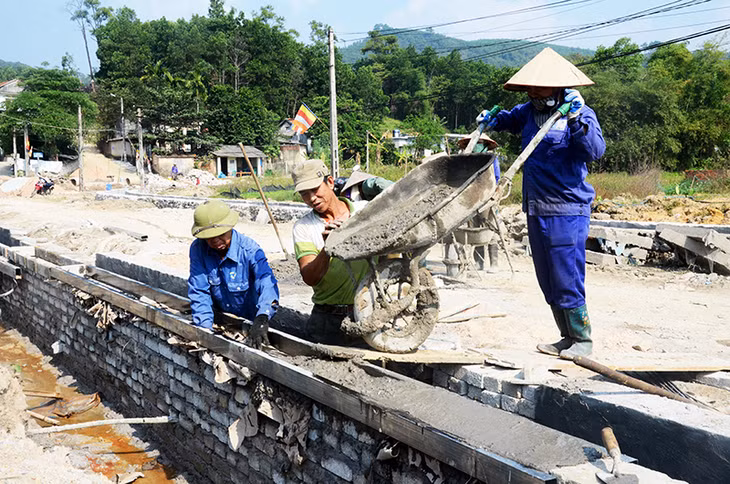 Nhiều tuyến đường giao thông nông thôn được đầu tư xây mới, phục vụ nhu cầu đi lại, giao thương của người dân trên địa bàn huyện.