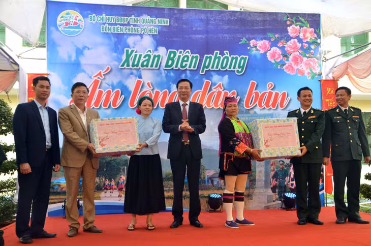 Đồng chí Nguyễn Văn Đọc, Bí thư Tỉnh ủy, Chủ tịch HĐND tỉnh thăm, chúc tết và tặng quà cho cán bộ, chiến sỹ Đồn Biên phòng Pò Hèn và cán bộ, nhân dân xã Hải Sơn trong ngày mùng 2 Tết.