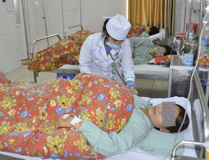 Mùa đông xuân là thời điểm ca bệnh cúm, trong đó có cúm A/H1N1 xuất hiện nhiều (trong ảnh: Điều trị cho bệnh nhân tại Khoa Các bệnh nhiệt đới, Bệnh viện Đa khoa tỉnh).