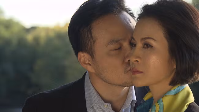 Tình khúc Bạch Dương từng gây tranh cãi vì có nhiều quảng cáo bằng nội dung kịch bản.