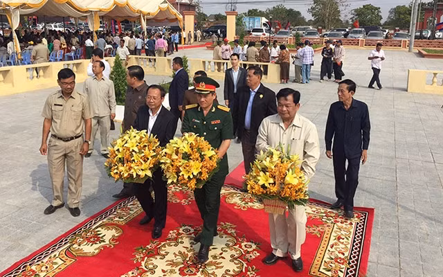 Đại diện chính quyền tỉnh Kratie và Cơ quan Tùy viên Quốc phòng Việt Nam tại Campuchia đặt hoa tại tượng đài.