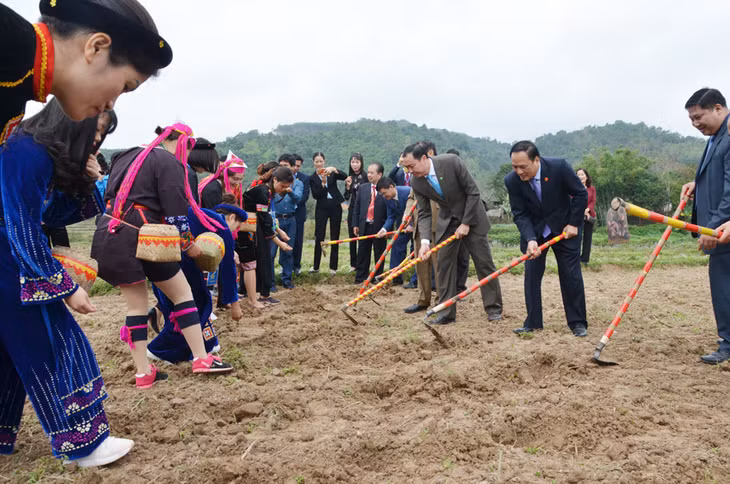 Nghi thức cuốc hố tra hạt trong lễ hội đình Làng Dạ mở ra một năm sản xuất mới, thể hiện mong ước mùa vụ bội thu.