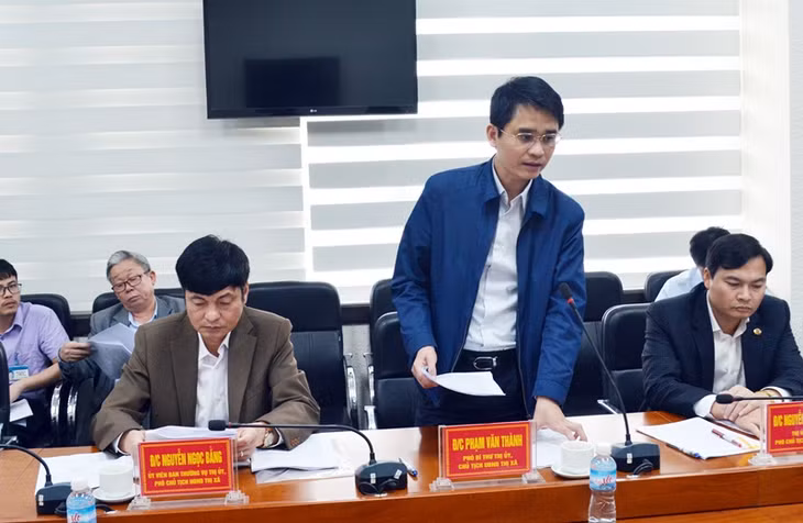 Đồng chí Phạm Văn Thành, Chủ tịch UBND TX Đông Triều báo cáo tình hình thực hiện chính sách pháp luật về quy hoạch, quản lý sử dụng đất đai trên địa bàn thị xã Đông Triều.