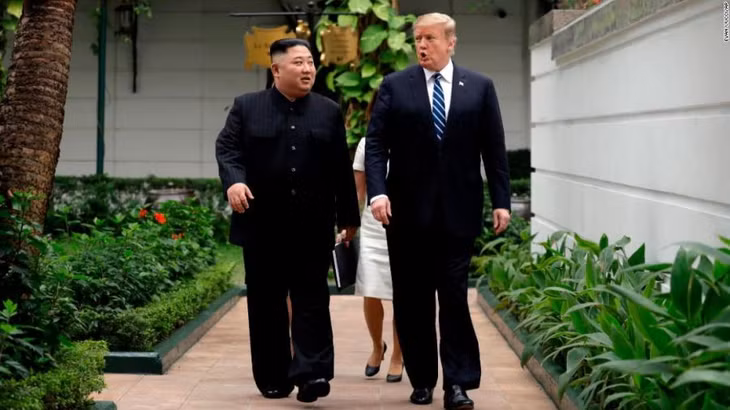 Tổng thống Donald Trump và Chủ tịch Kim Jong Un trò chuyện thân mật trong khuôn viên Khách sạn Metropole. Ảnh: AP/Evan Vucci