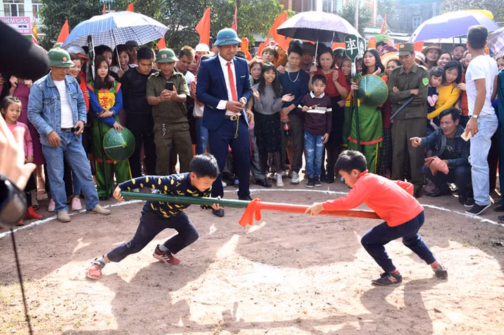 Học sinh tiểu học tham gia môn đẩy gậy