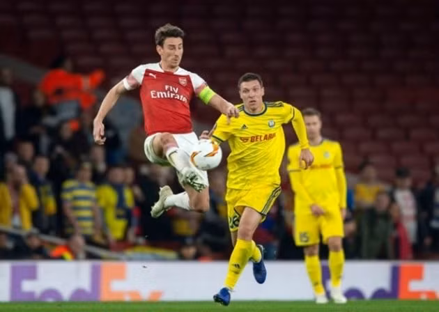  Koscielny trong trận đấu với BATE Borisov.