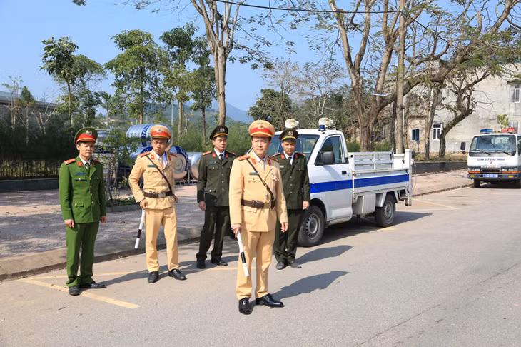 Công an huyện Tiên Yên tăng cường tuần tra, kiểm soát, xử lý nghiêm các hành vi vi phạm trật tự ATGT, đảm bảo tình hình ANTT dịp đầu xuân năm mới.