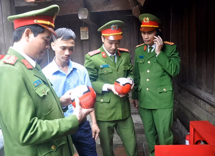 Kiểm tra quả nổ trong công tác chữa cháy rừng.