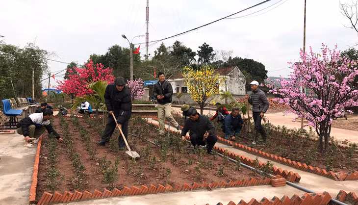Người dân thôn Hà Tràng Đông, xã Đông Hải chỉnh trang đường làng, ngõ xóm. Ảnh Dương Hà