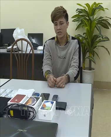 Đối tượng Phùng Xuân Hòa cùng tang vật. Ảnh: TTXVN phát
