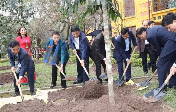 Chủ tịch Quốc hội Nguyễn Thị Kim Ngân trồng cây lưu niệm tại khu Di tích Chủ tịch Hồ Chí Minh ở Phủ Chủ tịch. (Ảnh: Trọng Đức/TTXVN)