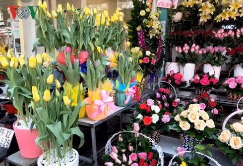 Ngày Valentine, giá hoa tươi tăng gấp nhiều lần nhưng vẫn hút hàng.