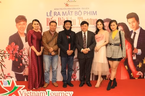 Hình ảnh mới nhất của NSND Bùi Bài Bình (đội mũ) chụp cùng TGĐ VOV Nguyễn Thế Kỷ trong buổi ra mắt phim "Bến bờ yêu thương".