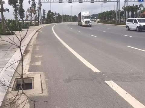 Các lắp chặn rác bị mất thành hàng dãy dài 