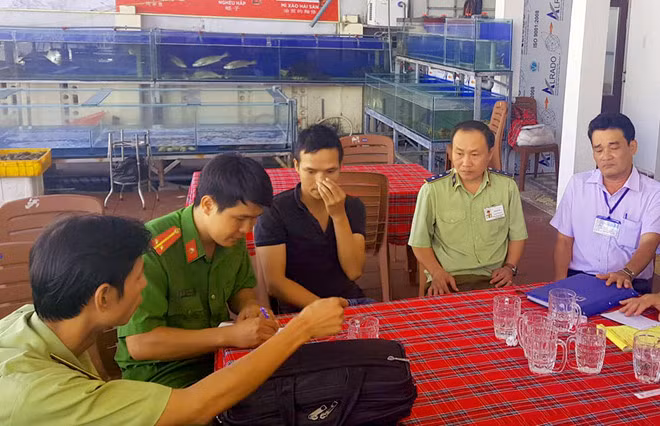 Người mặc áo đen tự xưng là bảo vệ đứng ra tiếp đoàn kiểm tra sáng 9/2. Ảnh: C.N