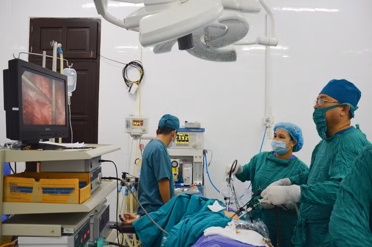 Phẫu thuật cắt u xơ tử cung cho người bệnh tại Trung tâm Y tế huyện Tiên Yên.