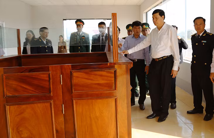 Chủ tịch UBND tỉnh kiểm tra khu vực nhà kiểm soát liên ngành tạm thời và các phòng làm việc, xử lý thủ tục cho doanh nghiệp.