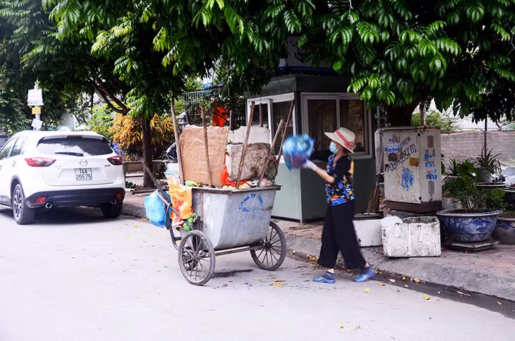 Người dân khu phố Hoàng Hoa Thám, phường Mạo Khê, TP Đông Triều nâng cao ý thức bảo vệ môi trường.