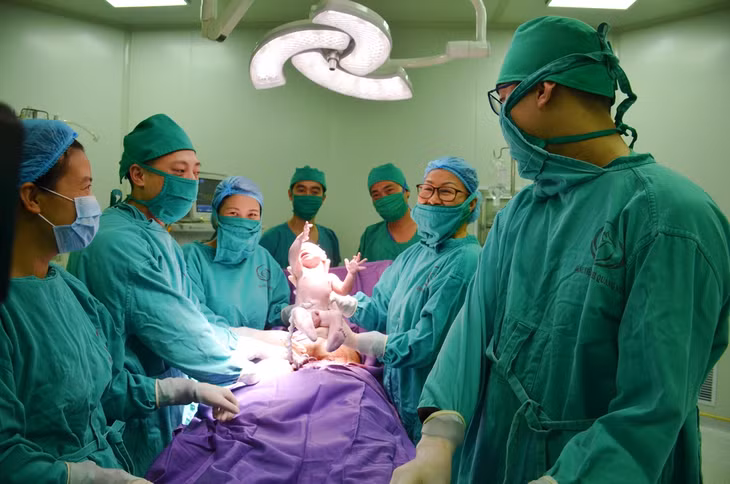 Bé trai đầu tiên chào đời trong đêm giao thừa Tết Kỷ Hợi 2019 tại Bệnh viện Sản Nhi Quảng Ninh