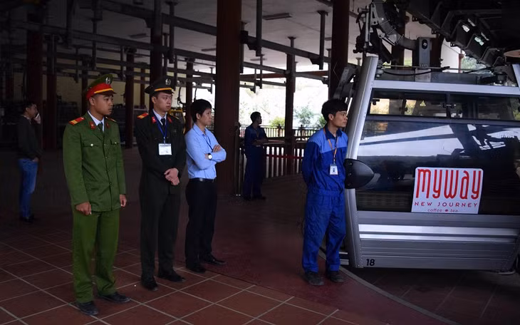 Công an TX Đông Triều cùng lực lượng chức năng trên địa bàn làm nhiệm vụ đảm bảo ANTT tại khu vực nhà ga cáp treo lên chùa Ngọa Vân.