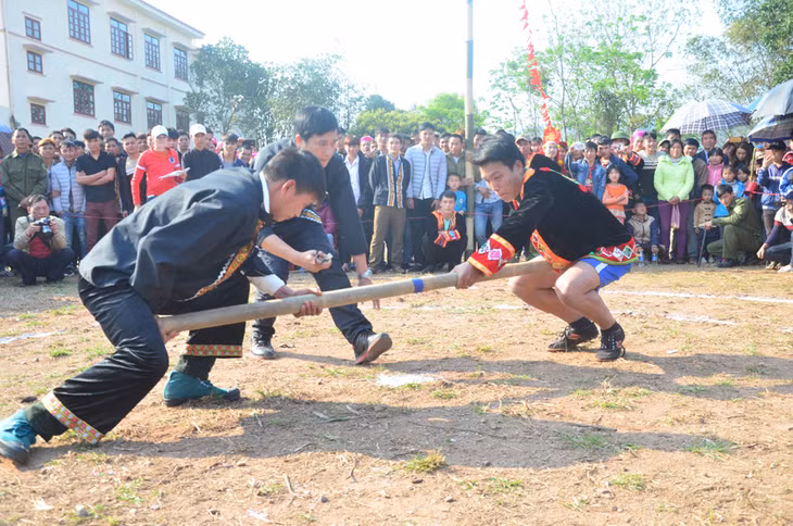 Thi đẩy gậy tại xã Hà Lâu huyện Tiên Yên.