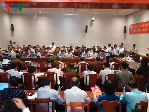 Đông đảo phóng viên báo chí dự họp báo.