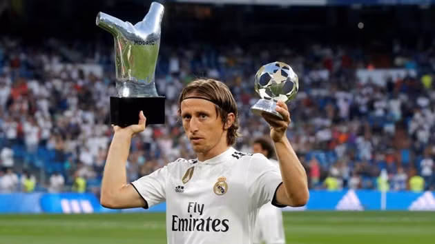  Modric đã gia hạn hợp đồng thêm hai năm với Real.