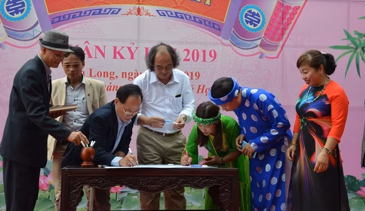 Văn nghệ sĩ khai bút đầu năm.