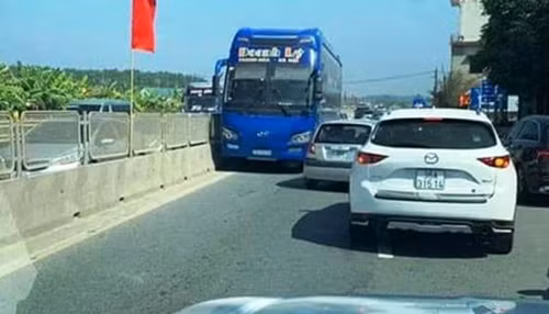 Xe khách chạy ngược chiều bị người dân ghi hình. Ảnh chụp màn hình.