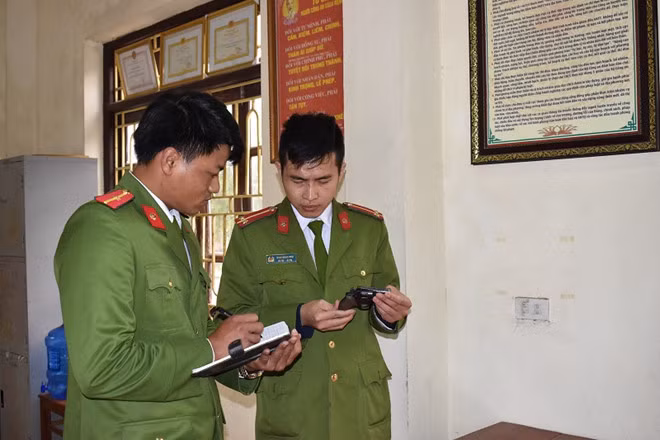 Cảnh sát kiểm tra khẩu súng Phạm Công Minh gây án. Ảnh: Công an cung cấp.