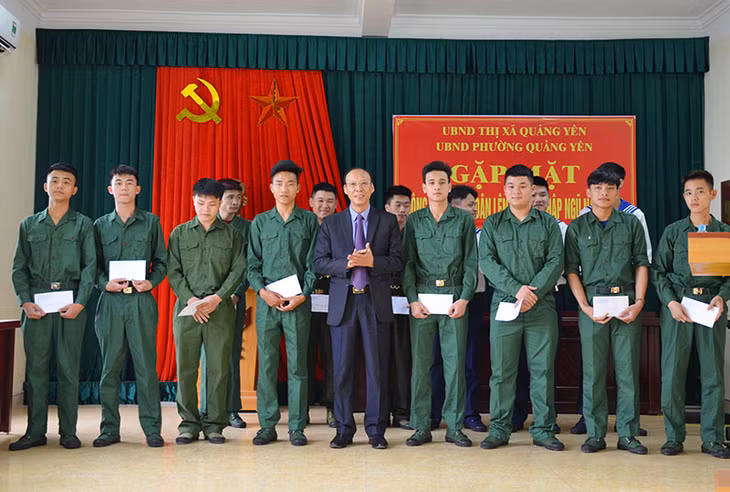 Đồng chí Trần Đức Thắng, Phó Bí thư Thị ủy, Chủ tịch UBND TX Quảng Yên tặng quà động viên các tân binh xã Hiệp Hòa