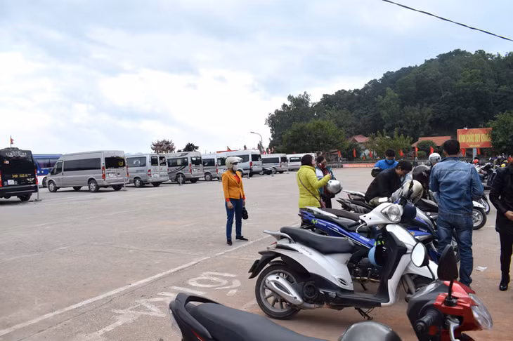 Phía bên ngoài bãi đõ xe đền Cặp Tiên cũng được quy hoạch một cách có trật tự
