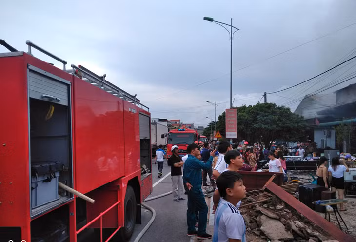 Hiện trường vụ cháy nhà dân kết hợp kinh doanh nước giải khát tại số nhà 347, đường Trần Nhân Tông, phường Hải Hòa ngày 4/8/2018.