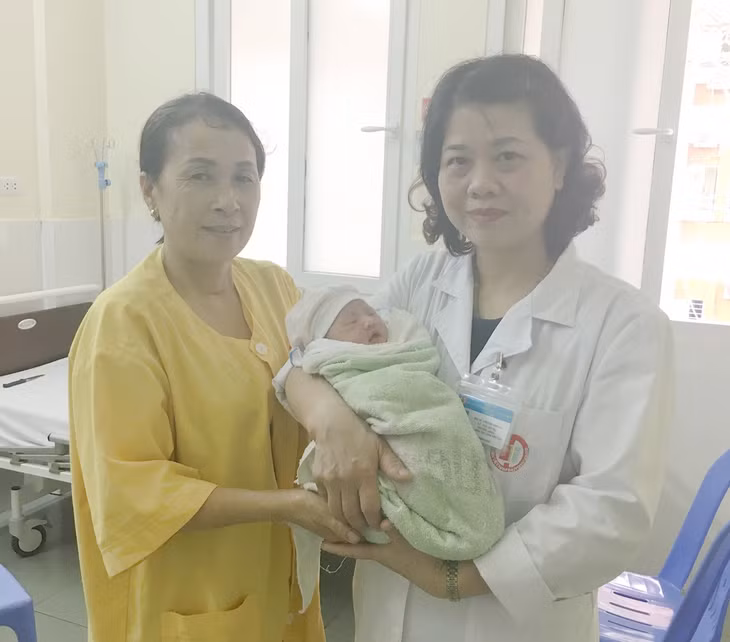 Con gái chị Hiền trong vòng tay bác sĩ và gia đình