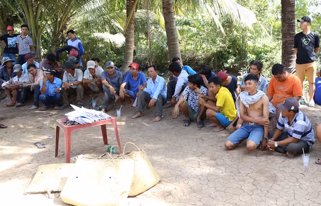 Hàng chục người đá gà ăn tiền bị bắt quả tang ở xã Gia Hòa 2, huyện Mỹ Xuyên (Sóc Trăng). Ảnh: Trọng Nhân.