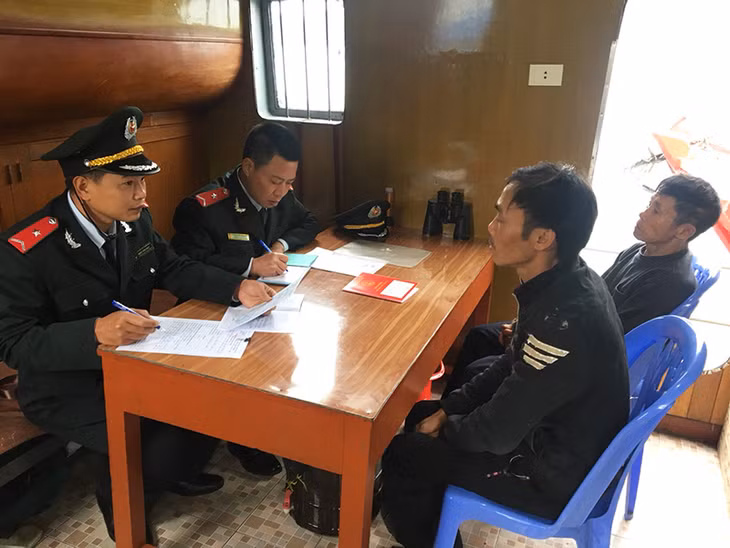 Lực lượng chức năng của Sở Nông nghiệp và phát triển nông thôn lập biên bản vi phạm của ngư dân sử dụng lồng bát quái trong khai thác thủy sản . Ảnh: Công Hiển (CTV)